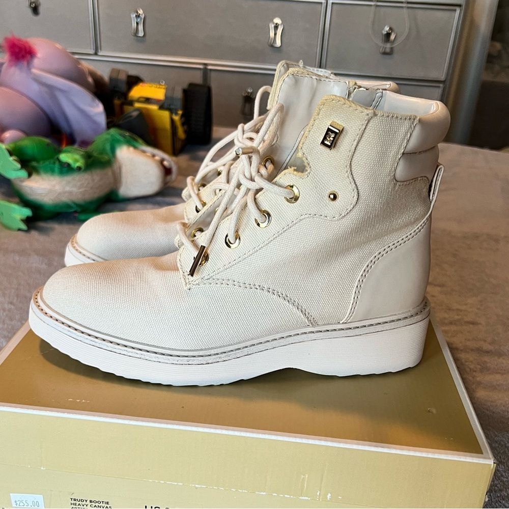 Women’s Micheal Kors Canvas Boots Size 8.5